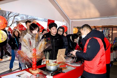 海淀八里庄街道新春庙会“庄里有喜市”举办