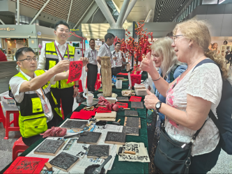 暹粒吴哥国际机场举办“丝路年味·非遗空港”迎