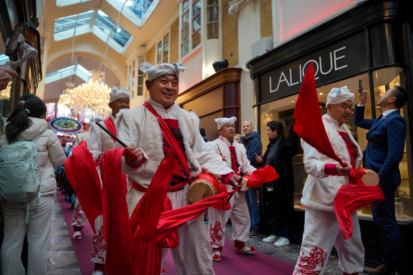 陕西安塞腰鼓亮相伦敦伯灵顿拱廊。张昊摄