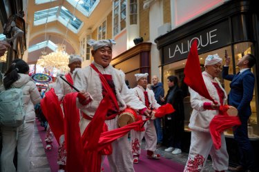 陕西安塞腰鼓亮相伦敦地标庆马年新春