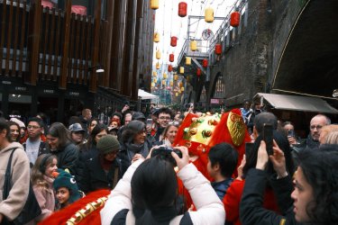 马年春潮涌英伦 卡姆登市集绽放中国红