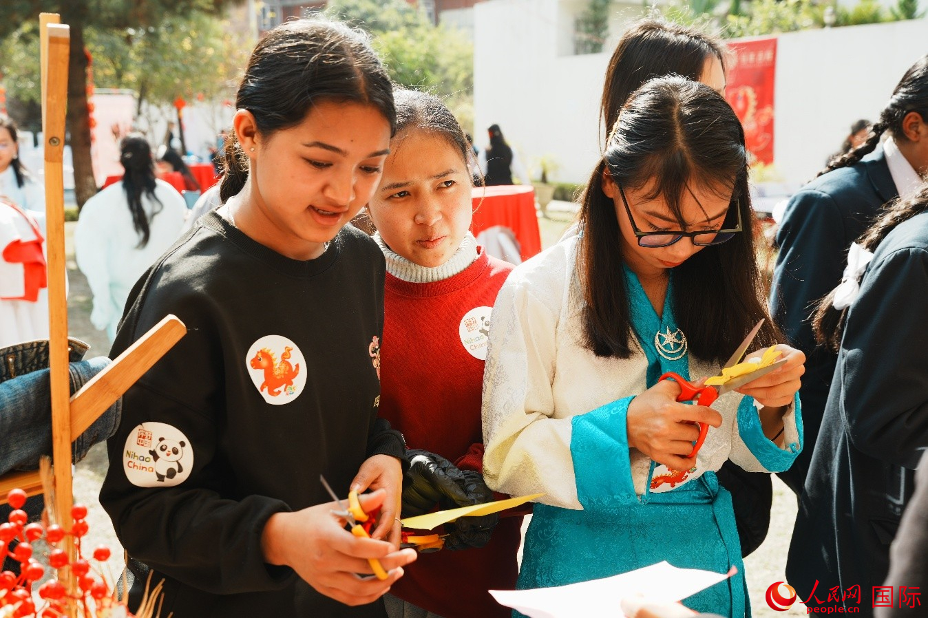 尼泊尔民众体验中国剪纸艺术。人民网记者 李墨摄