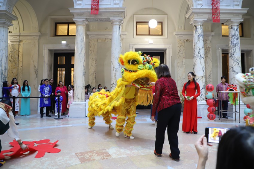 点睛醒狮开场。陈霞摄