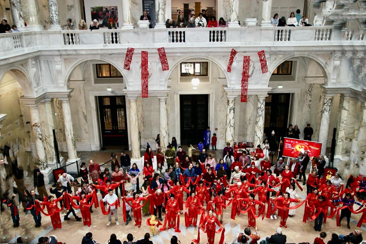 观众参与秧歌练习环节。陈霞摄