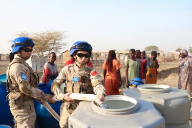 中国赴阿卜耶伊维和快反分队为当地社区民众送