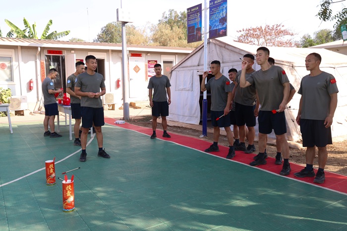 新春游园活动中，官兵们参加投壶游戏。韩瑞田摄