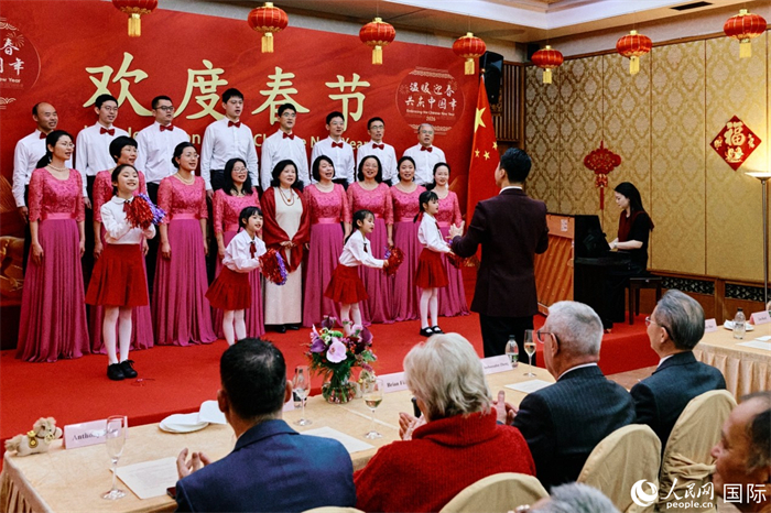 中国驻英国使馆合唱团演唱《欢乐中国年》。人民网 杨浩鹏摄