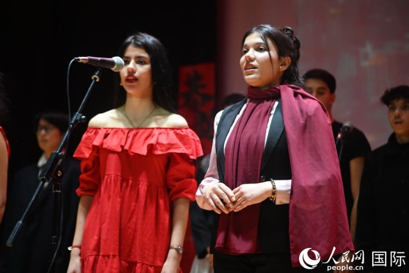 突尼斯学生在活动上演唱歌曲。莱拉·阿提拉赫摄
