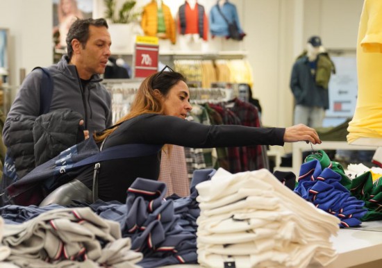 1月22日,在美国纽约一处购物中心,顾客查看价签。新华社记者张凤国摄