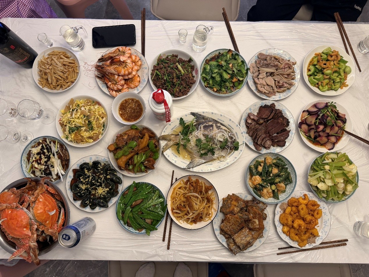 山东青岛,春节家宴。人民网 柯明可摄