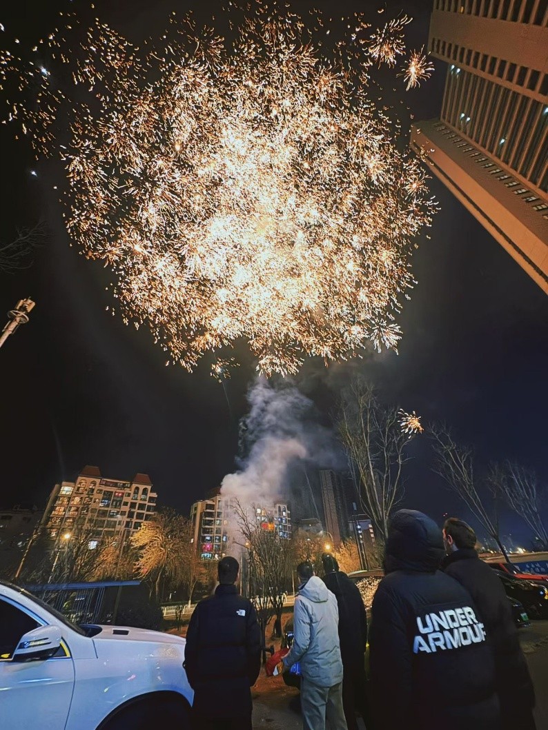 山东青岛,绽放的烟花点亮夜空庆祝春节。李倩摄