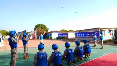 中国赴阿卜耶伊维和直升机分队开展低空无人机