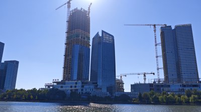 249.9米 副中心大运河畔新地标封顶