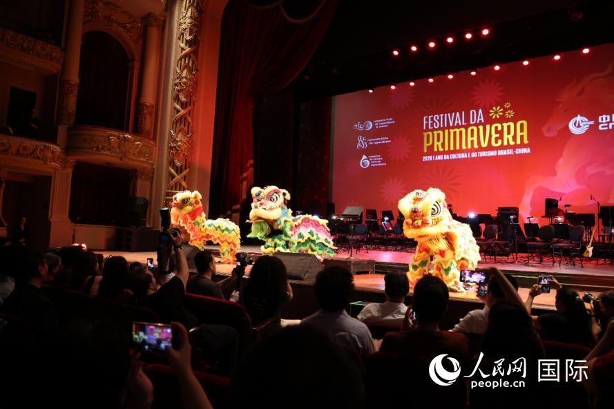 在巴西里约热内卢举行的2026年新春演出活动现场,舞狮表演引起观众争相拍照。人民网实习生 侯天泽摄