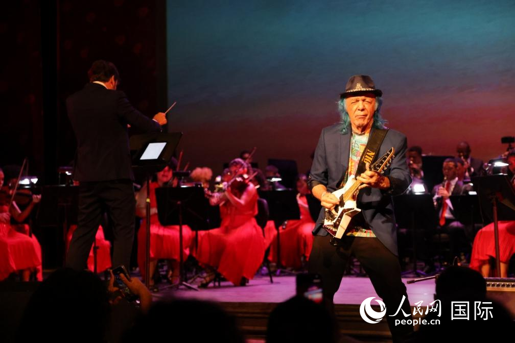 巴西吉他演奏家阿尔曼迪尼奥·马塞多与科帕卡巴纳要塞乐团演奏《波莱罗舞曲》。人民网实习生 侯天泽摄