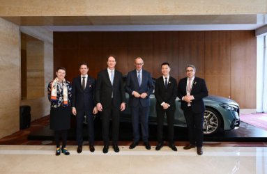 德国总理默茨试乘新一代梅赛德斯-奔驰S级轿车