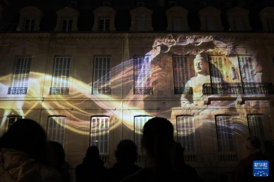 2月26日,当地民众聚集在法国巴黎中国文化中心的庭院内观赏“云冈石窟之光·巴黎回响”光雕秀。新华社记者 张百慧 摄