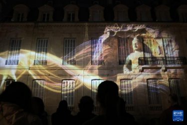 “云冈石窟之光·巴黎回响”光雕秀赢得法国民众