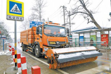 市交通委：加大铲冰除雪作业力量“边下边清”