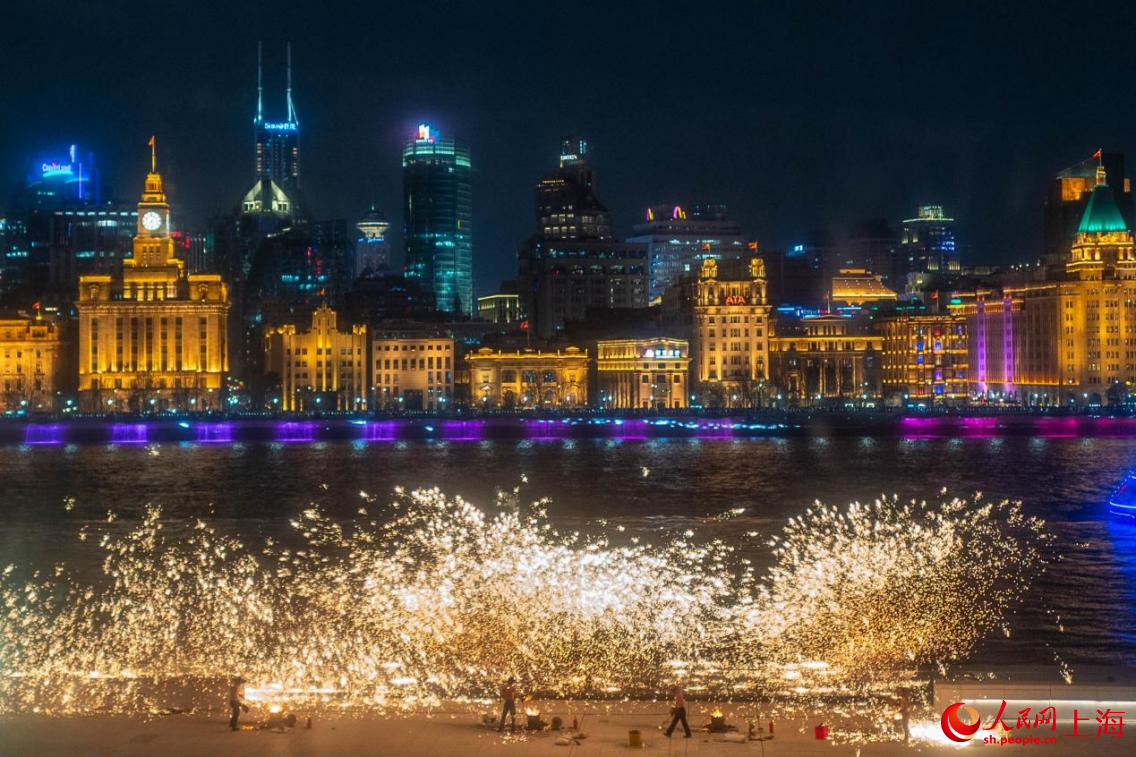 黄浦江畔上演非遗技艺打铁花。人民网记者 王初摄