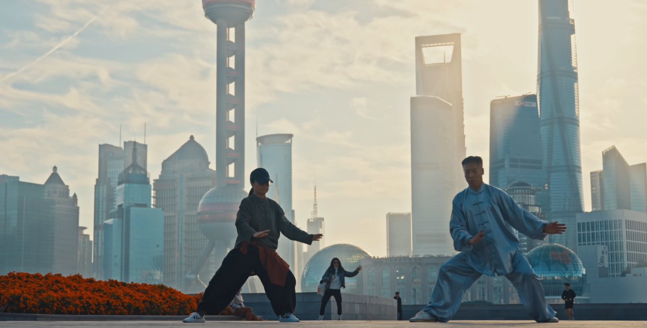 黄浦江畔晨练的市民。《上海：活力之城》城市形象推介短视频截图