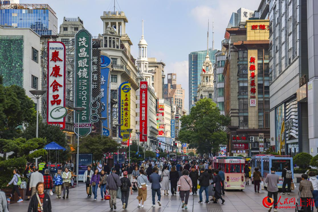 南京东路人潮涌动。人民网记者 王初摄