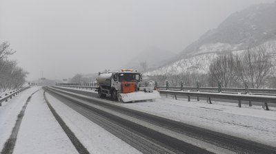“边下边清” 北京道路养护方全力护航雪天出行