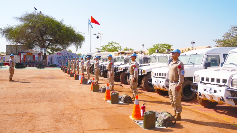 维和直升机分队装备核查现场官兵严阵以待。黄浩摄