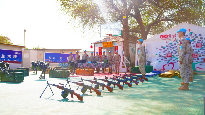 图说1:维和直升机分队装备核查现场官兵严阵以待 王建泽摄