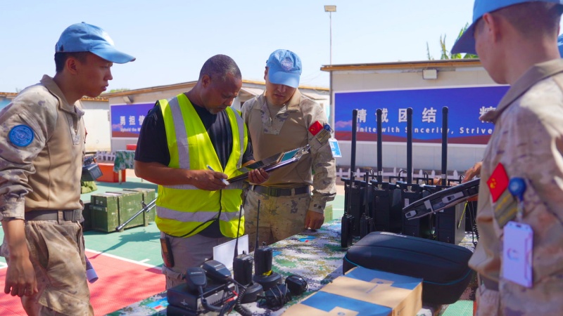 图说4:核查组对我维和直升机分队通信装备进行通联测试检查 黄浩摄