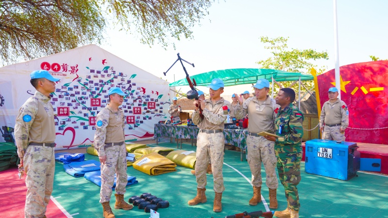 图说5:维和官兵向核查组进行枪械使用展示 黄浩摄