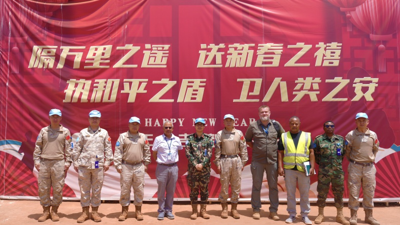 图说5:中国第六批赴阿卜耶伊维和直升机分队高标准通过第一季度装备核查合影 黄浩摄