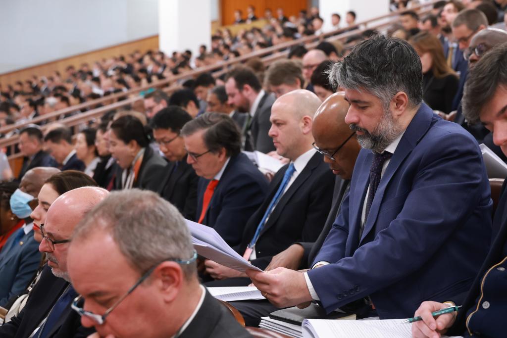 2026年3月5日上午，第十四届全国人民代表大会第四次会议在北京人民大会堂开幕。这是外国驻华使节旁听大会。新华社记者 刘彬 摄