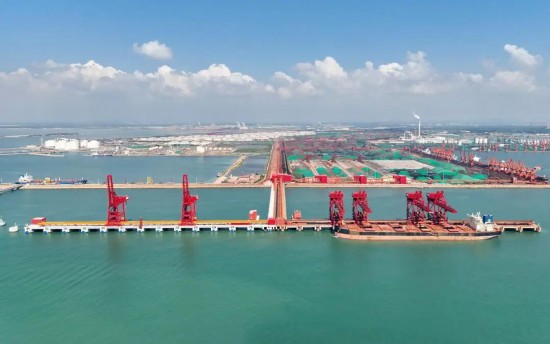 2025年9月2日,山东港口青岛港董家口港区第二座40万吨矿石码头顺利通过竣工验收现场核查。(图源:山东港口青岛港)