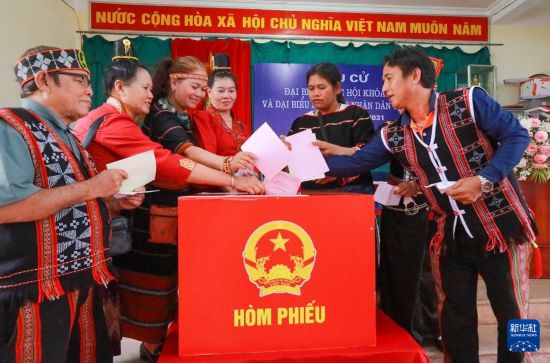 　　3月15日，选民在越南河内参加投票。新华社/越通社