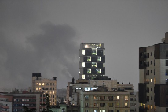 　　这是3月13日晚在伊朗首都德黑兰拍摄的空袭后的浓烟。新华社记者沙达提摄