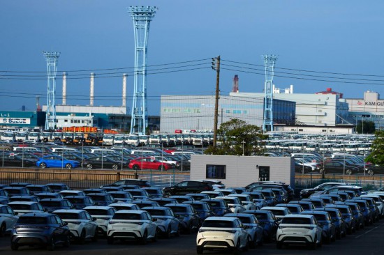 这是2025年7月3日在日本横滨一处港口拍摄的待售车辆。新华社记者贾浩成摄