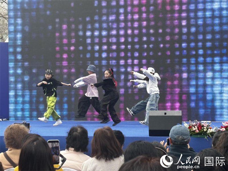 专业流行舞团带来印度电影歌曲街舞表演。周锦佳摄