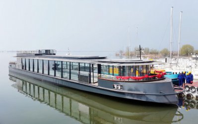 山东造内河游船挺进法国塞纳河，在微山湖顺利