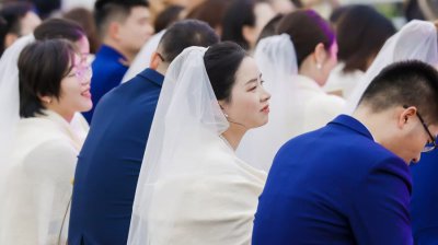 城市地标深度融入市民生活，百对新人今天在双