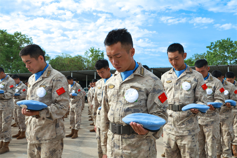 图为清明祭奠英烈活动现场。中国第十二批赴南苏丹（朱巴）维和步兵营供图