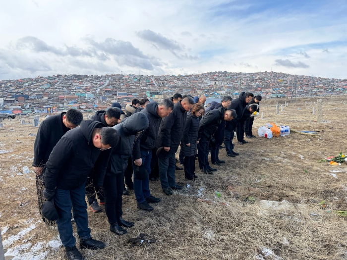 中国驻蒙古国大使馆祭奠牺牲的援蒙工人。人民网记者 张朋辉摄