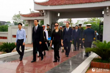 驻越南大使何炜祭扫北宁省陶美中国烈士陵园